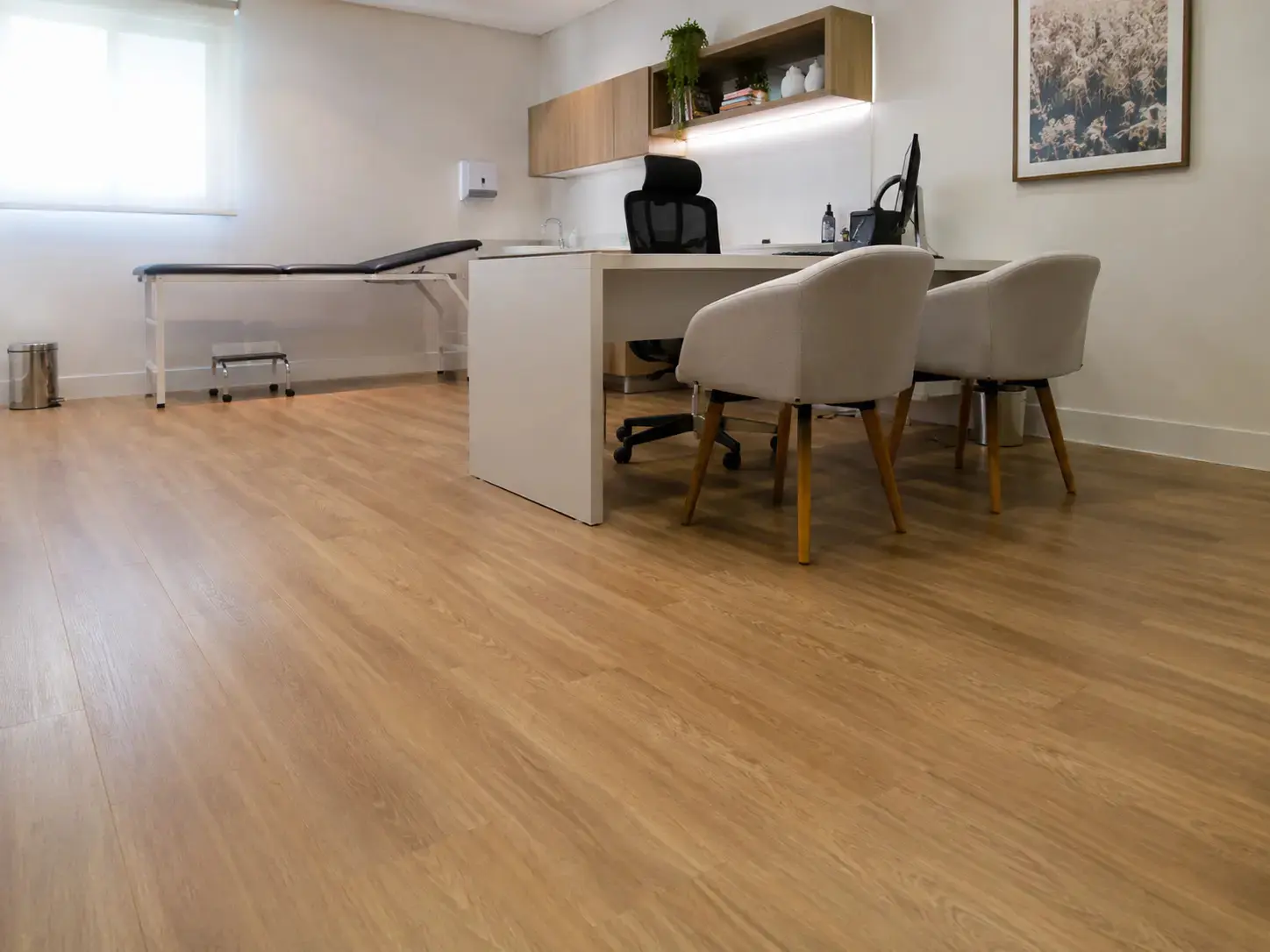 Instalação de piso laminado em consultório médico em Hortolândia