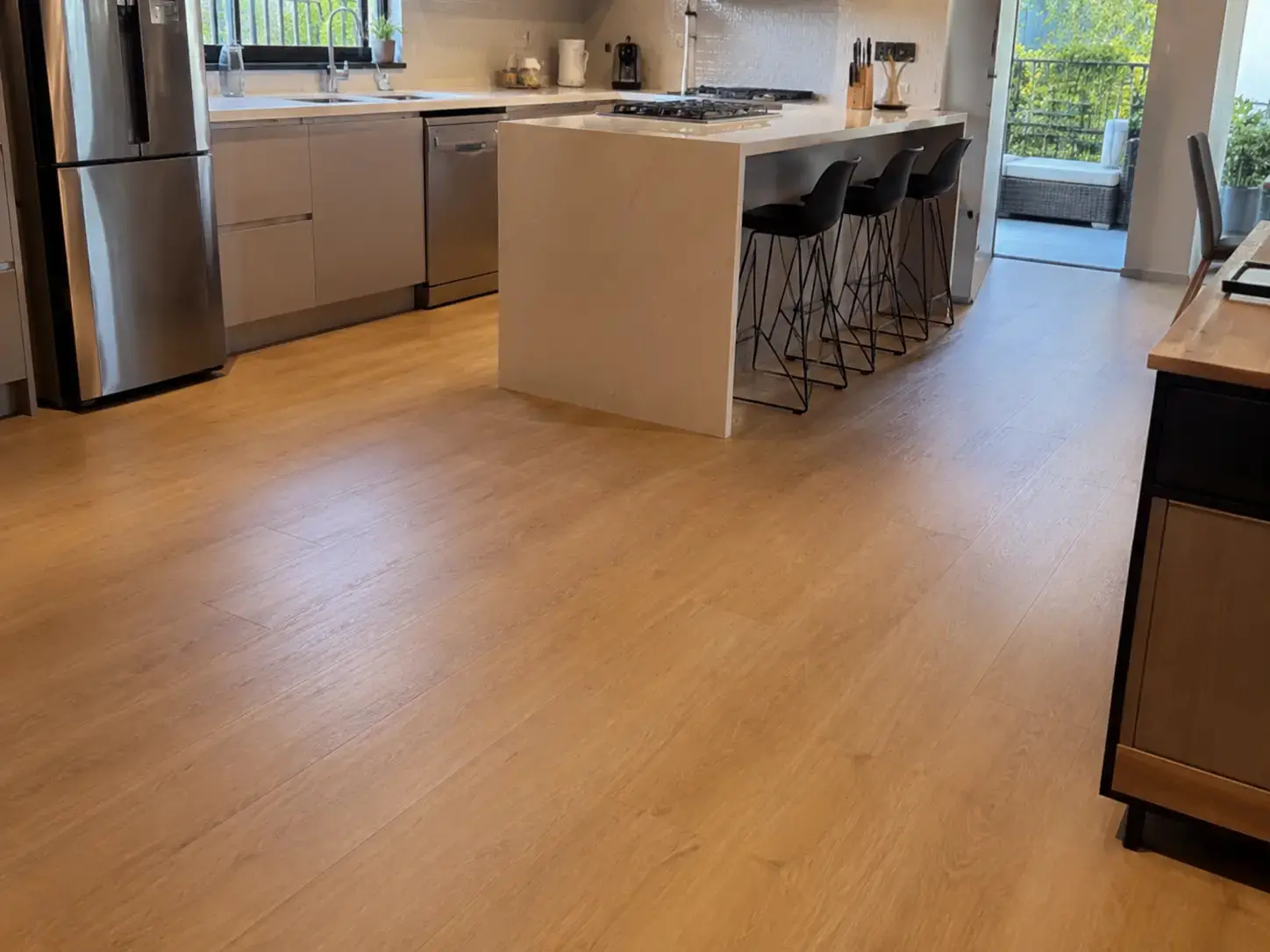 Instalação de piso vinílico em cozinha em Hortolândia
